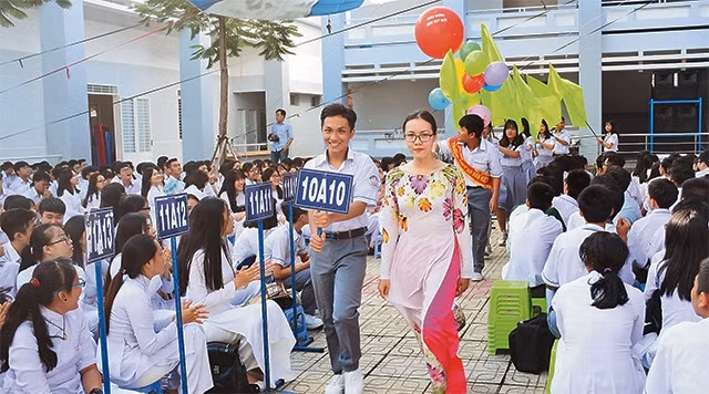 Học sinh và giáo viên Trường THPT Võ Văn Kiệt (quận 8).