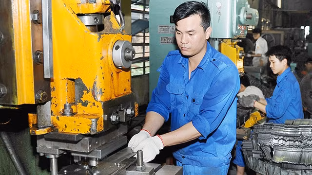 Cuối năm người lao động thường tăng ca, làm thêm để tích cóp tiền lo Tết. Ảnh: SONG SONG
