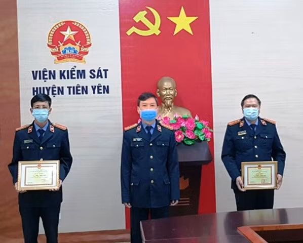 Viện trưởng Viện KSND tỉnh Quảng Ninh trao giấy khen cho tập thể và cá nhân Viện KSND huyện Tiên Yên