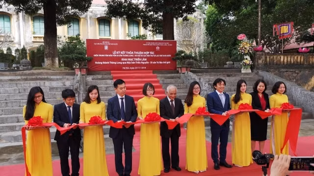 Các đại biểu cắt băng khai mạc Triển lãm.