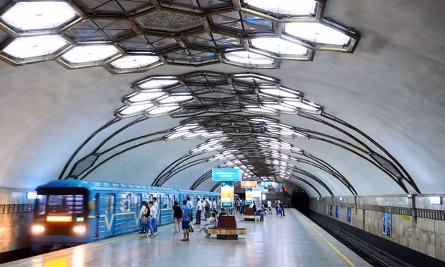  Một đoàn tàu vào ga Novza, đặt tên theo một khu vực của Tashkent.