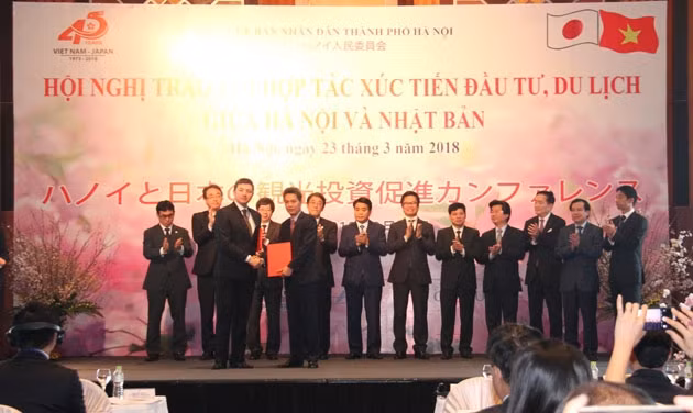 Trao đổi các văn bản ký kết giữa hai bên.