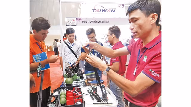 Khách hàng tìm hiểu hệ thống tưới nhỏ giọt của một doanh nghiệp.