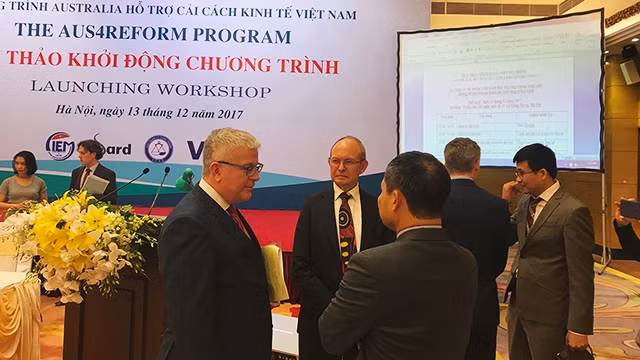 Các đại biểu trao đổi ý kiến bên lề hội thảo.