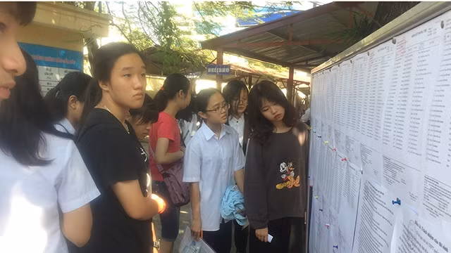 Thí sinh xem danh sách phòng thi. Ảnh: HẢI NỮ