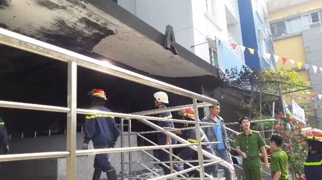 Cảnh sát PCCC Thành phố tiếp tục xử lý hiện trường, điều tra nguyên nhân vụ cháy.