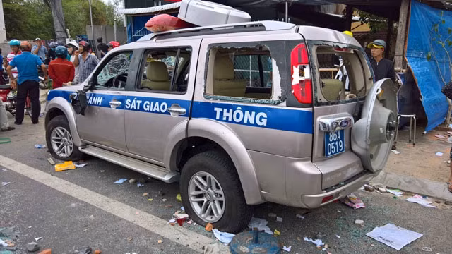 Xe của lực lượng Cảnh sát giao thông bị các đối tượng gây rối, quá khích đập phá xảy ra vào ngày 10-6.