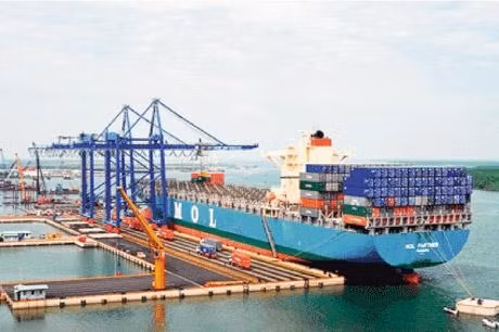 Tàu công-ten-nơ cập cảng Tân Cảng - Cái Mép (Bà Rịa - Vũng Tàu).  Ảnh: THÀNH HUY