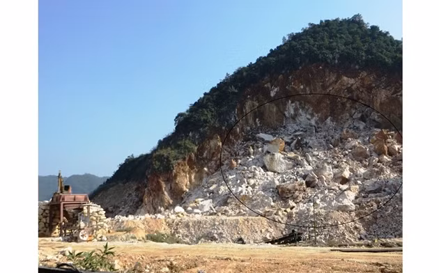 Hiện trường vụ sập mỏ đá ở xã Châu Hồng, huyện Quỳ Hợp, tỉnh Nghệ An, tháng 12- 2017 khiến một người tử vong (Ảnh: Thắng Minh)
