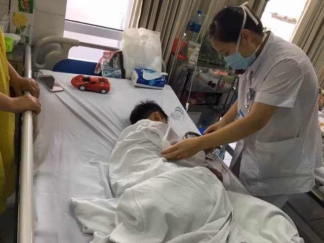 Bé trai 7 tuổi bị đứt rời môi vì chó nhà cắn.