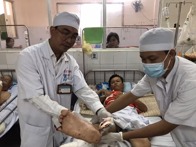 Chăm sóc vết thương cho nạn nhân.