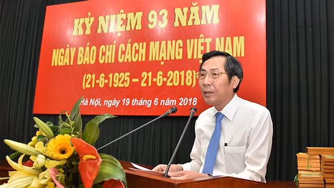 Đồng chí Thuận Hữu, Ủy viên T.Ư Đảng, Tổng biên tập Báo Nhân Dân, Phó Trưởng Ban Tuyên giáo Trung ương, Chủ tịch Hội Nhà báo Việt Nam phát biểu tại lễ mít-tinh. Ảnh: ĐĂNG KHOA. 