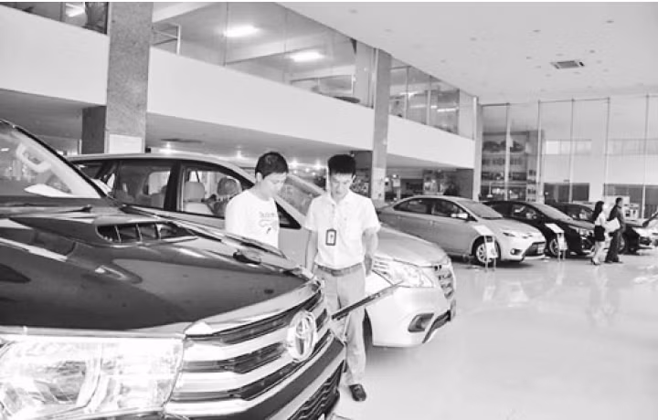 Khách hàng chọn mua ô-tô tại một showroom ở TP Vinh (Nghệ An).Ảnh: THU HUYỀN