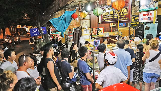 Quán luôn tấp nập từ sáng đến khi đóng cửa lúc 9 giờ 30 phút tối.