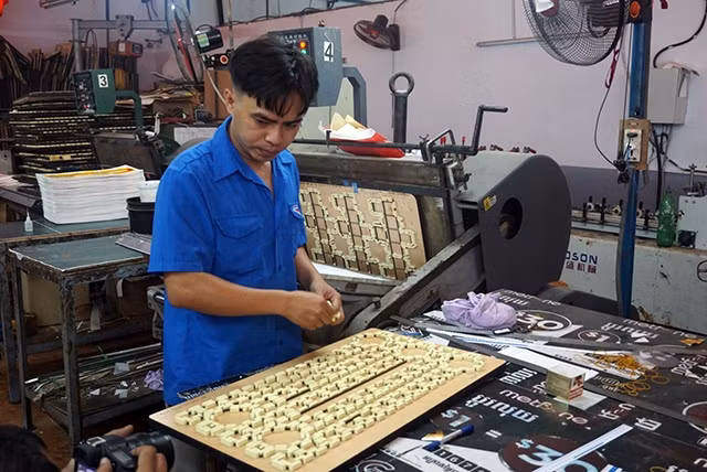 Ðảng viên Nguyễn Thế Hảo, Tổ trưởng Tổ thành phẩm (Công ty CP Kỹ Thuật Mới) có nhiều sáng kiến cải tiến kỹ thuật, góp phần tiết kiệm chi phí cho doanh nghiệp.