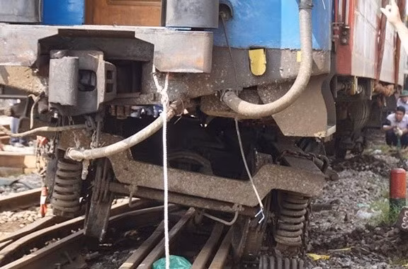 Tàu khách Bắc-Nam trật bánh, nhiều chuyến bị chậm giờ 