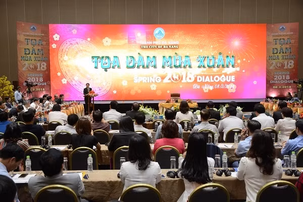 Hơn 500 đại biểu đại diện các hiệp hội, doanh nghiệp, doanh nhân trên địa bàn Đà Nẵng tham dự “Tọa đàm mùa Xuân 2018”.