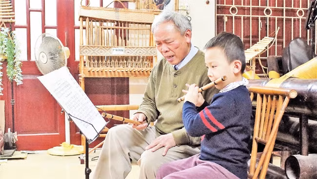 Nghệ sĩ Lê Thái Sơn mở lớp dạy sáo trúc cho trẻ em.