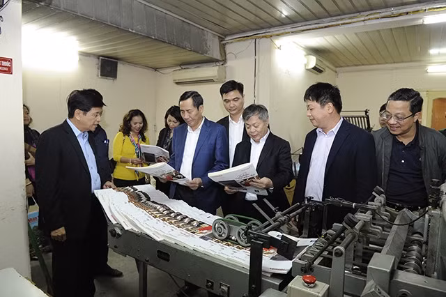 Kiểm tra in Báo Nhân Dân Tết Mậu Tuất - 2018 tại Công ty In Báo Nhân Dân Hà Nội. Ảnh: Nguyễn Duy