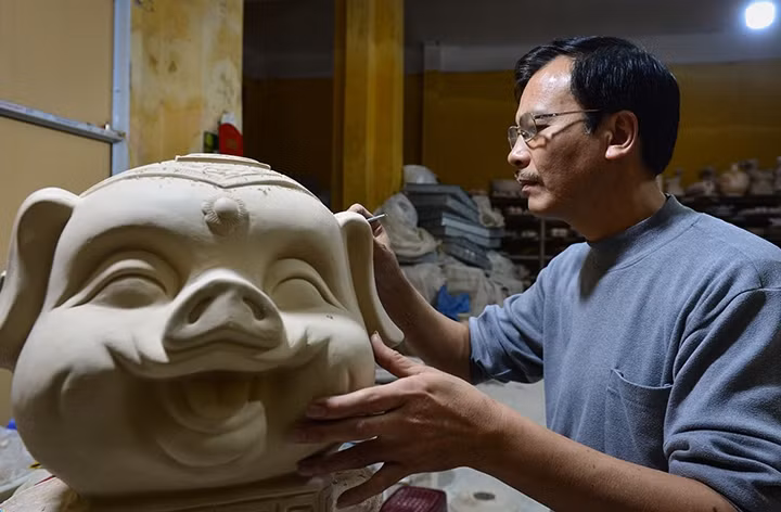 Nghệ nhân Vương Thế Cường bên tác phẩm Kỳ linh Kỷ Hợi 2019.