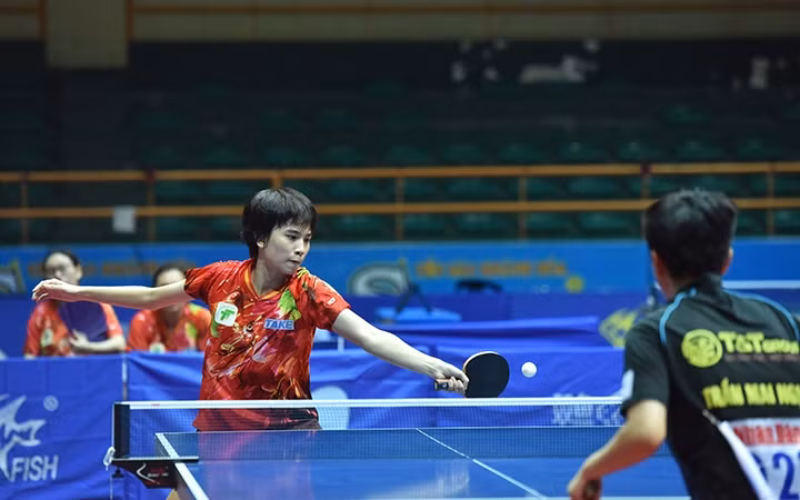 VĐV Nguyễn Khoa Diệu Khánh thi đấu xuất sắc góp phần mang về chức vô địch đồng đội nữ cho đội TP Hồ Chí Minh 1. Ảnh: DUY LINH