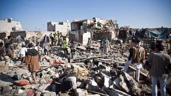Hiện trường một vụ không kích ở Yemen.