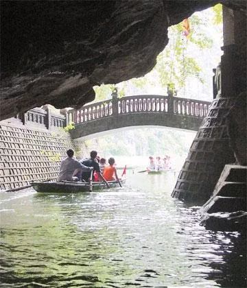 Nhiều hang động chạy xuyên qua những dãy núi sừng sững.