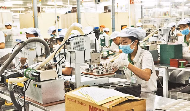 Tổ chức công đoàn đã trở thành chỗ dựa vững chắc của đội ngũ người lao động. Trong ảnh: Công nhân Công ty TNHH Nidec Việt Nam (Khu công nghệ cao TP Hồ Chí Minh) lắp ráp mô-tơ điện.