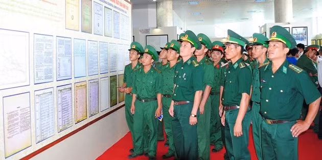 Đông đảo cán bộ, học sinh, sinh viên… tham quan tại khu vực trưng bày. 