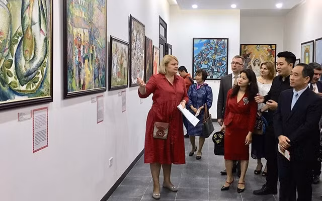 Khách tham quan Triển lãm mỹ thuật "Nghi lễ cưới của các dân tộc Nga".