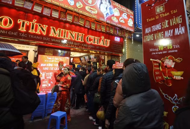 Mặc dù 6 giờ 30 cửa hàng vàng mới mở cửa nhưng từ 5 giờ nhiều người đã xếp hàng chờ sẵn.