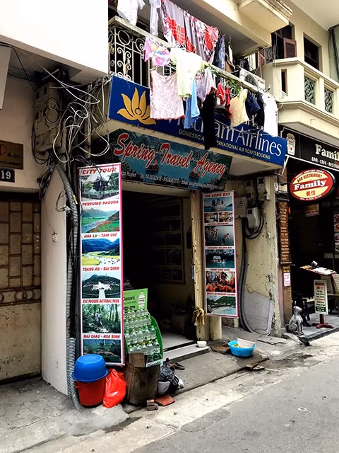 Trụ sở nhếch nhác của văn phòng du lịch Spring Travel Agency.