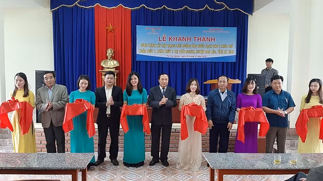 Lãnh đạo chính quyền địa phương cùng nhà tài trợ cắt băng khánh thành mạng lưới đường ống nước sạch.