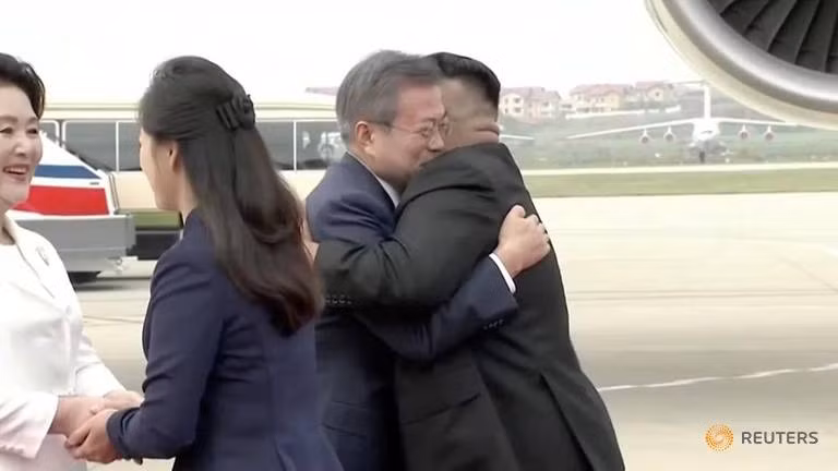 Nhà lãnh đạo Triều Tiên Kim Jong-un cùng Phu nhân Ri Sol-ju đón Tổng thống Hàn Quốc Moon Jae-in và Phu nhân Kim Jung-sook tại sân bay quốc tế Sunan, Bình Nhưỡng, ngày 18-9. (Ảnh: KBS/REUTERS TV)