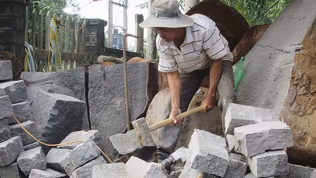 Người khai thác đá ở xã Gio Hòa (huyện Gio Linh, Quảng Trị) hăng say lao động.