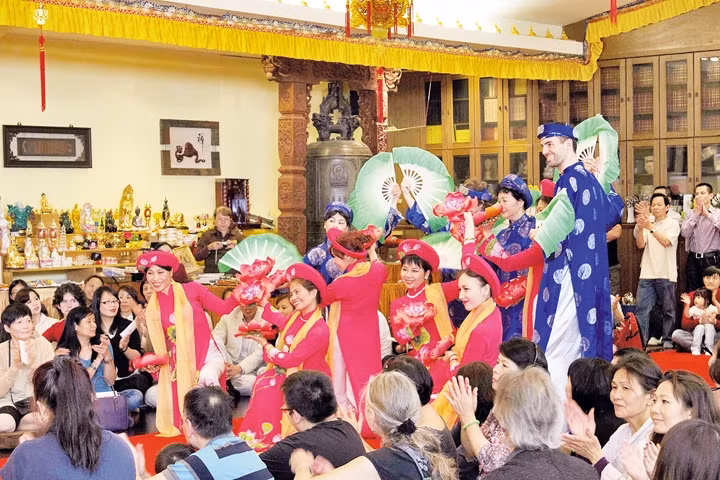 Múa áo dài dưới đài sen tại Lễ Phật đản chùa Phật Huệ tháng 5-2014. 