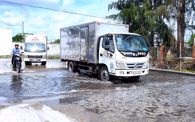 Các phương tiện đường bộ lưu thông vào Cà Mau phải qua các hố khử trùng đặt tại các trạm kiểm dịch. (ẢNH: HỮU TÙNG)