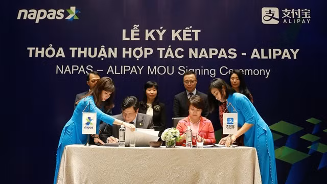 Đại diện hai bên ký kết thỏa thuận hợp tác.