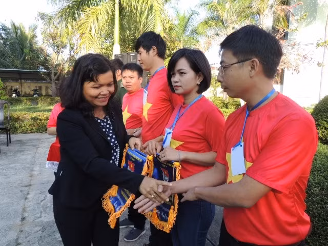 Trao cờ lưu niệm cho các đơn vị tham gia hành trình về nguồn.