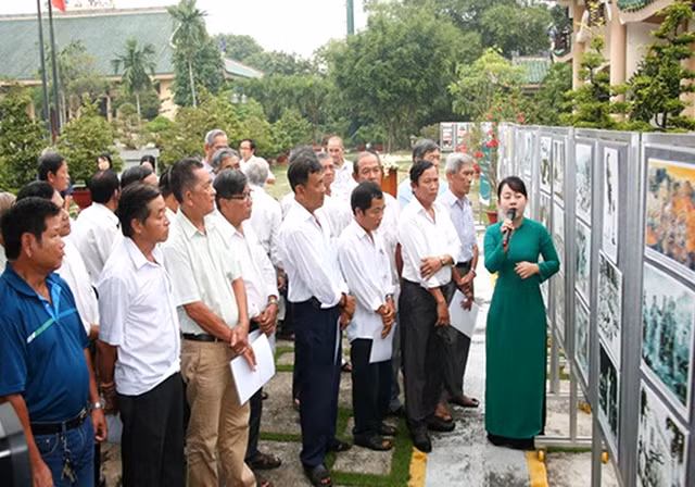Người dân xem triển lãm ảnh "Chủ tịch Hồ Chí Minh trong lòng dân tộc và bạn bè quốc tế". Ảnh: VÕ TUYÊN