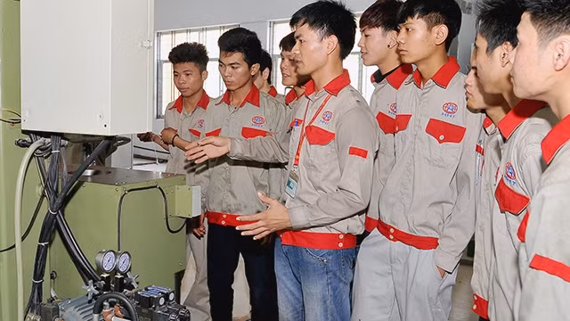 Các doanh nghiệp hợp tác với các trường nghề để chủ động tuyển dụng và đào tạo nhân lực. Ảnh: NAM ANH