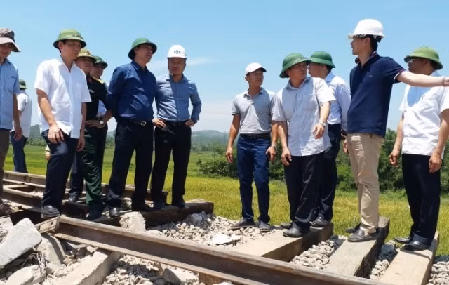 Thứ trưởng GTVT Lê Đình Thọ chỉ đạo công tác khắc phục hậu quả tại hiện trường. (Ảnh: MT)