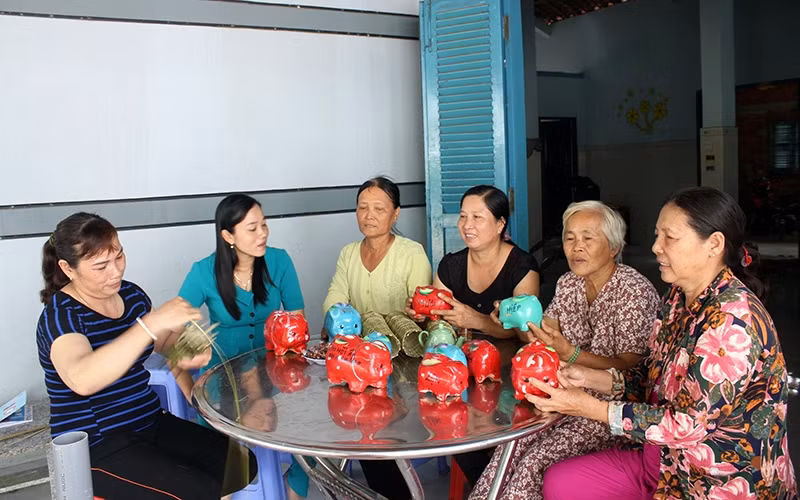 Chị em phụ nữ ấp Phú Khương, xã Phú Lễ, huyện Ba Tri phát triển mô hình nuôi heo đất.