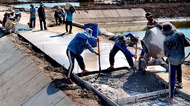Nông dân huyện Phước Long (Bạc Liêu) làm đường giao thông nông thôn.