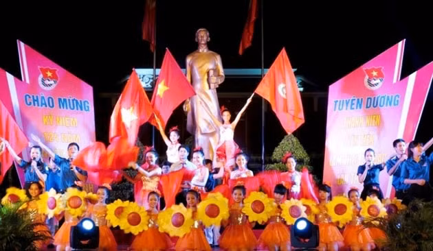 Lễ Tuyên dương 29 tập thể và 56 thanh niên tiên tiến học tập và làm theo lời Bác