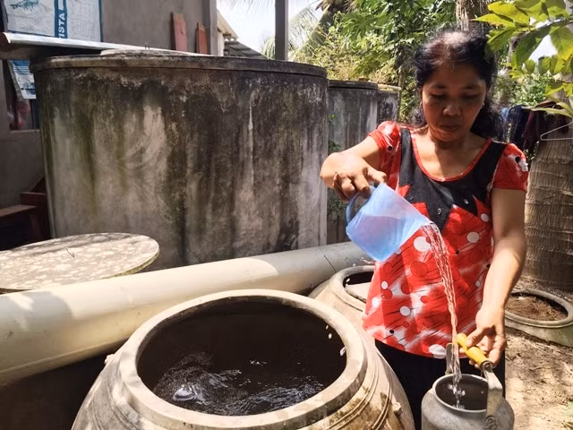 Người dân chủ động xây dựng bể chứa bằng xi-măng để trữ nước ngọt.
