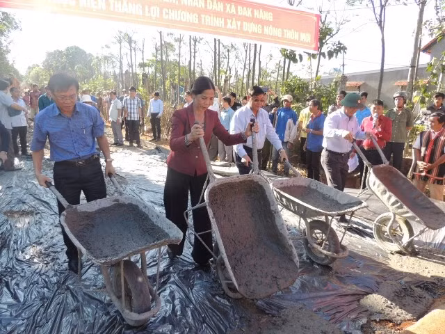 Lễ ra quân làm đường giao thông nông thôn tại làng Plây JDơ Rợp, xã Đắc Năng, TP Kon Tum, tỉnh Kon Tum.