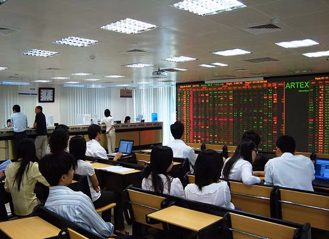 Ngoài mong đợi thị trường “phủ xanh”, giờ đây, nhà đầu tư còn chờ đợi và đòi hỏi cao hơn đối với “môi trường đầu tư” trong thị trường chứng khoán. 