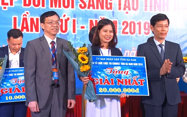 Lãnh đạo tỉnh Hà Nam trao giải nhất cho thí sinh Đỗ Thị Phương.
