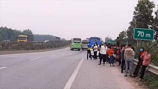 Dừng đỗ lộn xộn trên đường cao tốc Hà Nội - Bắc Giang chờ bắt xe.